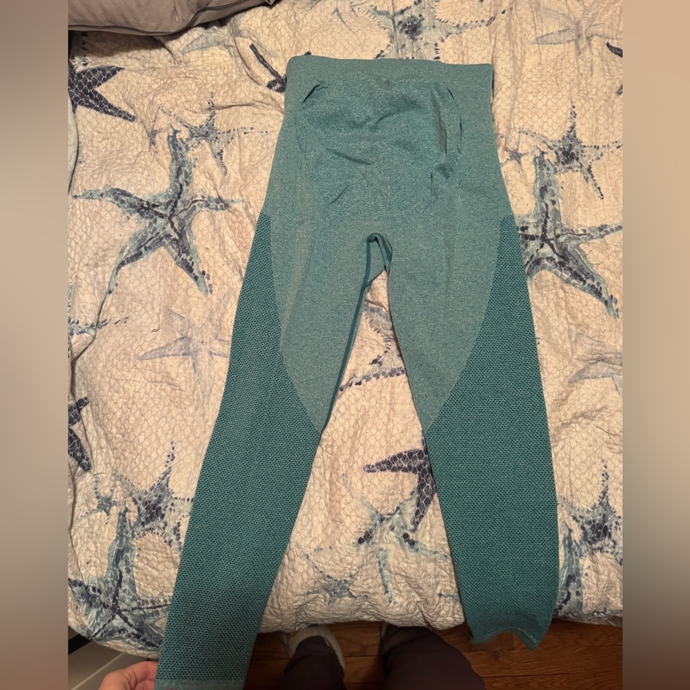 Scrunch butt maternity leggings